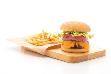 Beyaz arka plan üzerinde izole peynirli taze lezzetli biftek burger