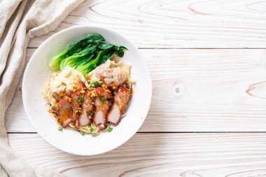 yumurta noodle ile kırmızı kavrulmuş domuz ve mantı - Asya gıda tarzı