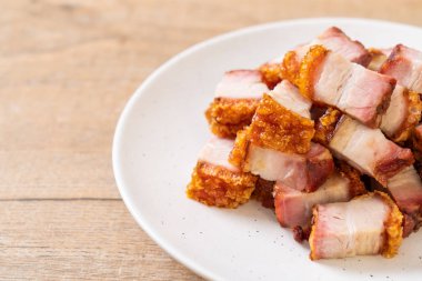 Kıtır kıtır domuz eti mi yoksa kızarmış domuz eti mi?