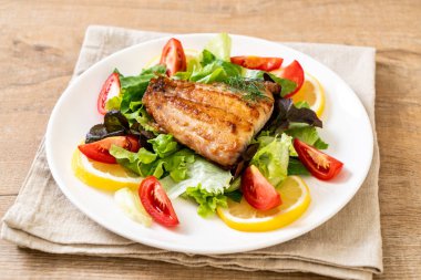 Izgara balık bifteği.