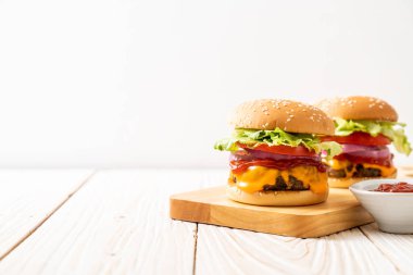 taze lezzetli biftek burger peynir ve ahşap zemin üzerine ketçap