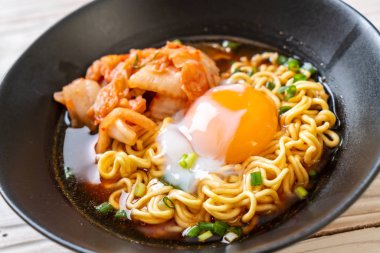 Kimchi ve yumurta - Korece ramen tarzı ile Kore anlık erişte
