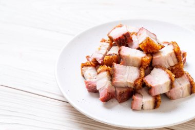 Kıtır kıtır domuz eti mi yoksa kızarmış domuz eti mi?