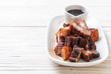 Fried çizgili domuz eti veya gevrek domuz eti veya derin kızarmış domuz eti sos ile