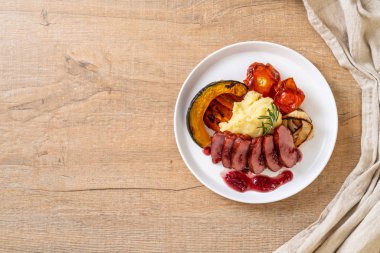 Kızarmış ördek göğsü sos, püre patates ve sebze ile