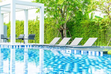 Otel ve tatil seyahat ve tatil için açık yüzme havuzunda havuzuyla yatak