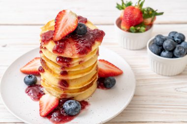 çilek, yaban mersini ve berry sos ile gözleme