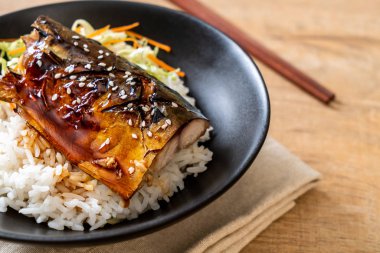 saba balık tepesinde tabağı - Japon tarzı üzerinde teriyaki soslu ızgara