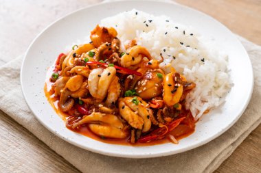 tavada kızartılmış ahtapot veya kalamar ve pirinç - Kore yemeği tarzı ile Kore baharatlı hamur (osam bulgogi)