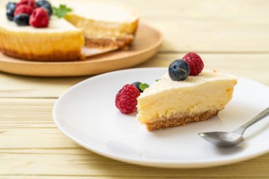 Ev yapımı cheesecake taze ahududu ve yaban mersini ile