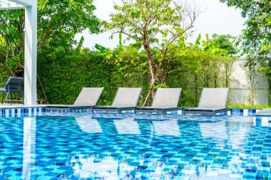 Otel ve tatil seyahat ve tatil için açık yüzme havuzunda havuzuyla yatak