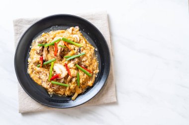 Karıştırılmış kalamar ya da tuzlu yumurtalı ahtapot - Asya deniz ürünleri tarzı