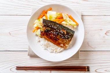 saba balık tepesinde tabağı - Japon tarzı üzerinde teriyaki soslu ızgara
