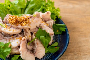 Soslu ve sebzeli haşlanmış balık sosu.