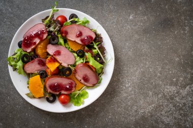 Izgara ördek göğsü sebze salatası ile