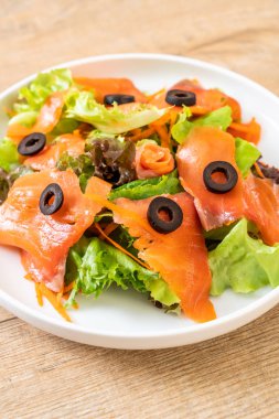 Füme somon salata - sağlıklı gıda tarzı