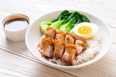 gevrek domuz yağı tepesinde pirinç - Asya gıda tarzı