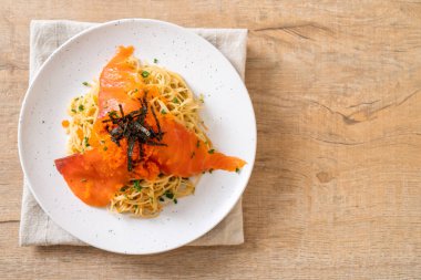 spagetti ile füme somon ve karides yumurta - füzyon gıda tarzı