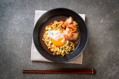 Kimchi ve yumurta - Korece ramen tarzı ile Kore anlık erişte