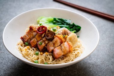 gevrek domuz yağı ve mantı - Asya gıda tarzı ile yumurta şehriye çorbası