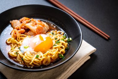 Kimchi ve yumurta - Korece ramen tarzı ile Kore anlık erişte