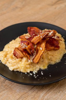 Çıtır pastırmalı ve peynirli risotto.