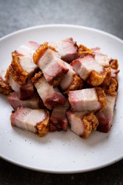 Kıtır kıtır domuz eti mi yoksa kızarmış domuz eti mi?