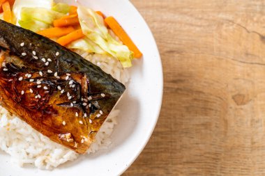 saba balık tepesinde tabağı - Japon tarzı üzerinde teriyaki soslu ızgara