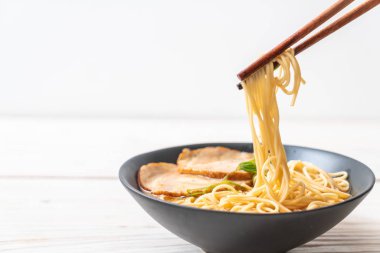 chaashu domuz eti - Japon tarzı ile TONKOTSU ramen erişte