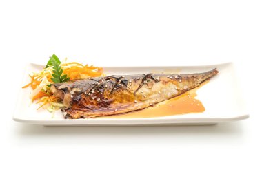 Izgara Saba balık biftekle teriyaki sos izole üzerinde beyaz arka plan