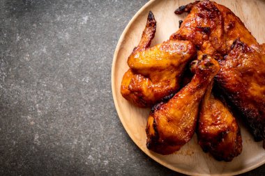 Masada ızgara ve ızgara tavuk.