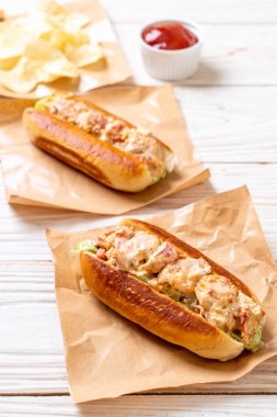 Ev yapımı ıstakoz rulo patates cipsi ile