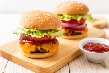 taze lezzetli biftek burger peynir ve ahşap zemin üzerine ketçap