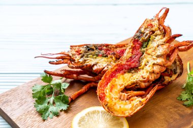 Limonlu ızgara ıstakoz biftek.