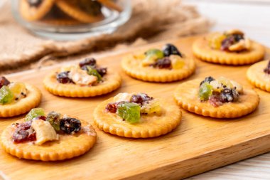 kraker bisküvi ile Kuruyemiş ahşap arka plan üzerinde