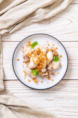 Kızarmış kalamar ya da tabakta sarımsak olan ahtapot.