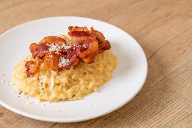 Çıtır pastırmalı ve peynirli risotto.