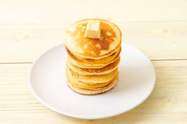 tereyağı ve bal ile krep yığını