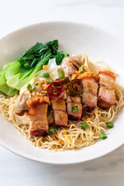 gevrek domuz yağı ve mantı - Asya gıda tarzı ile yumurta şehriye çorbası