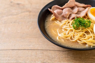 domuz eti ve yumurta - Japon tarzı ile TONKOTSU ramen erişte
