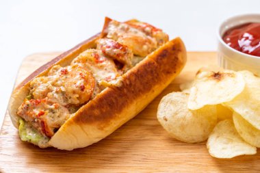 Ev yapımı ıstakoz rulo patates cipsi ile ahşap tahta üzerinde