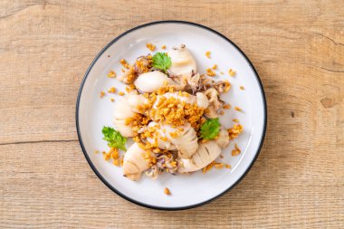 Kızarmış kalamar ya da tabakta sarımsak olan ahtapot.