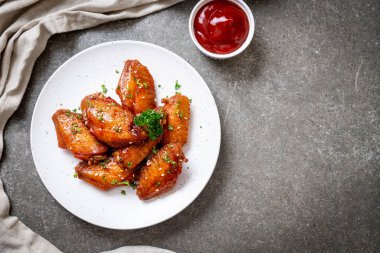 Beyaz susamlı ızgara tavuk kanadı.