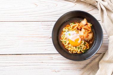 Kimchi ve yumurta - Korece ramen tarzı ile Kore anlık erişte