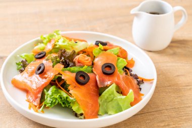 Füme somon salata - sağlıklı gıda tarzı