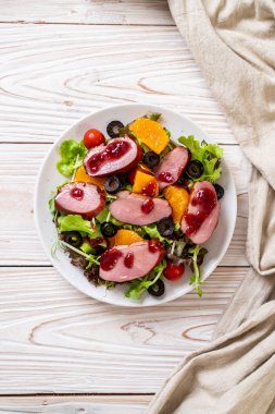 Izgara ördek göğsü sebze salatası ile