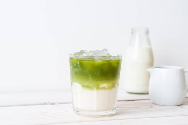 Buzlu kibrit yeşil sütlü latte.