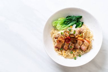 gevrek domuz yağı ve mantı - Asya gıda tarzı ile yumurta şehriye çorbası