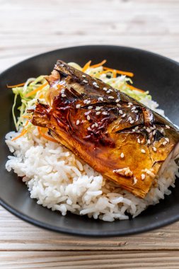 saba balık tepesinde tabağı - Japon tarzı üzerinde teriyaki soslu ızgara