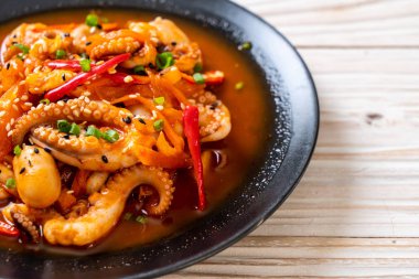 tavada kızartılmış ahtapot veya kalamar ile Kore baharatlı hamur (osam bulgogi) - Kore Gıda tarzı